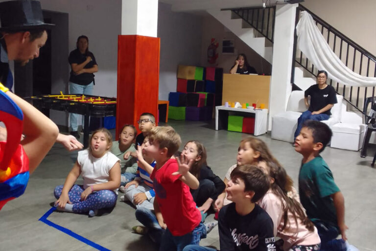 Show de magia infantil en salón de eventos